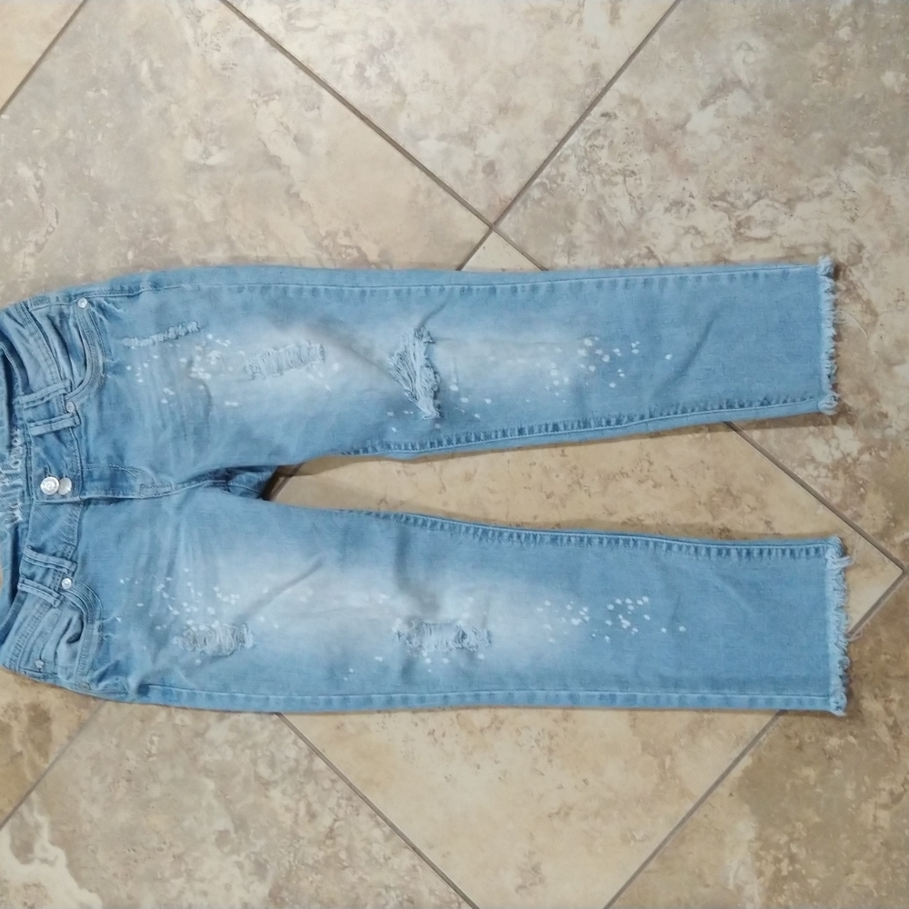 Wallflower, 7, Light blue ripped jeans